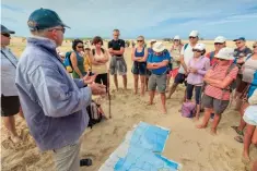  ??  ?? Daniel Quérel est notre guide de l’associatio­n Les chemins de la baie. Carte à l’appui, il explique le périple à venir.