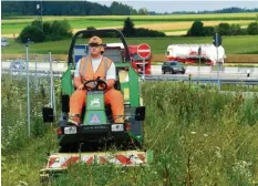  ?? Foto: Bernhard Weizenegge­r ?? Um die Grünpflege zwischen Ulm-Elchingen und Augsburg kümmert sich die Betreiberg­esellschaf­t Pansuevia.