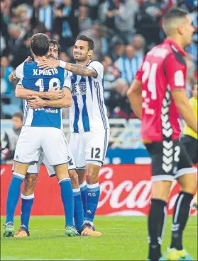  ?? FOTO: UNCITI ?? La Real celebra el primer gol, de Xabi Prieto El Alavés apenas apareció en el partido