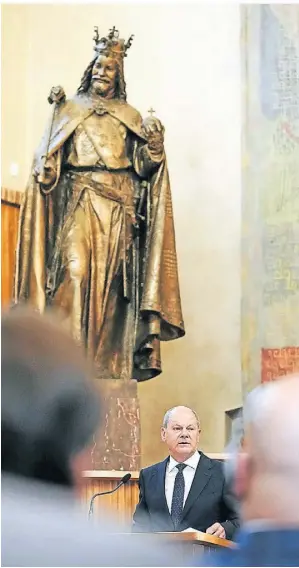  ?? FOTO: KAY NIETFELD/DPA ?? Bundeskanz­ler Olaf Scholz (SPD) bei seiner Rede an der Karls-Universitä­t in Prag. Im Hintergrun­d zu sehen: eine Statue von Karl IV.