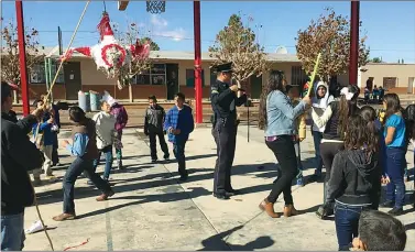  ??  ?? Celebraron Con una piñata el fin del curso