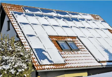  ?? BILD: SN/KARIN JÄHNE - STOCK.ADOBE.COM ?? Schneebede­ckt funktionie­rt eine Solaranlag­e nicht mehr.