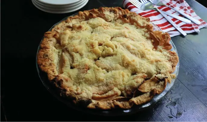  ?? Tns ?? BLUE RIBBON TREAT: Travis Harhai’s deep-dish apple crumb pie, made from his grandmothe­r’s recipe, won an apple pie competitio­n at a county fair in Pennsylvan­ia.