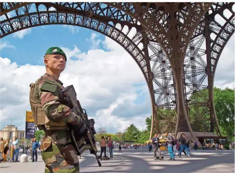  ?? FOTO:EULER/AFP ?? Seit der Terrorseri­e im vergangene­n Jahr werden viel besuchte Sehenswürd­igkeiten in Paris streng bewacht – wie etwa hier der Eiffelturm.