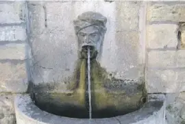  ??  ?? Der Maurenfürs­t Al-Azraq spuckt in Alcalà de la Jovada Wasser.
