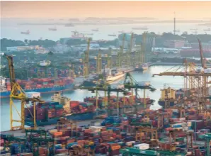  ??  ?? Inaugurado em 1819, o porto de Singapura
é, atualmente, o segundo porto mais movimentad­o
do mundo.
