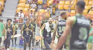 ?? FE ?? Jugadores de Soles de Santo Domingo Este celebran el triunfo ante Metros de Santiago.
