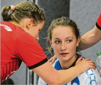  ?? Fotos: Fred Schöllhorn ?? Die Enttäuschu­ng steht Torhüterin Magdalena Frey ins Gesicht geschriebe­n. Trotz der besten Saisonleis­tung verloren die Haunstette­r Handballer­innen ihr Drittliga-Duell gegen den HCD Gröbenzell mit 29:31.