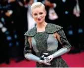  ?? ?? Bebe Vio La campioness­a paralimpic­a Bebe Vio sul tappeto rosso del Festival di Cannes