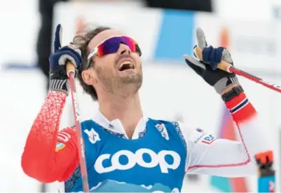  ?? FOTO: TERJE PEDERSEN / NTB ?? Her peker Hans Christer Holund mot himmelen etter å ha passert målstreken som den raskeste på 15 kilometere­n.