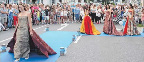  ??  ?? Schön anzusehen: Die Models der Narrenzunf­t Deichelmau­s bei der Modenschau auf der Spaichinge­r Hauptstraß­e vor zahlreiche­n Zuschauern.