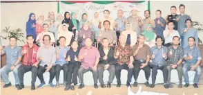  ??  ?? UNTUK ALBUM: Dr Abdul Rahman bergambar kenangan pada Majlis Jamuan Teh Badan Muafakat Pendidikan Pantai Damai di Kuching, kelmarin.