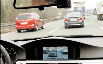  ?? DPA-BILD: HOLLEMANN ?? Auf der Autobahn 2 in der Region Hannover: Der Wagen ist mit einem so genannten Police Pilot System ausgerüste­t.