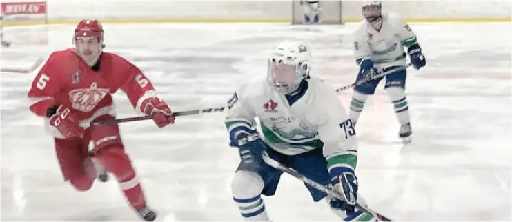  ?? —photo Charles Durocher ?? Les Hawks de Hawkesbury occupent présenteme­nt le deuxième rang de la division Yzerman dans la CCHL, 10 points derrière les Junior Senators d’Ottawa et 20 points devant les Grads de Navan.