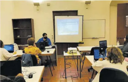  ??  ?? Foto de archivo de una clase de informátic­a impartida por la universida­d popular.