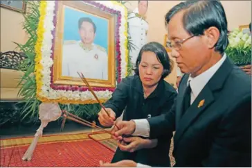  ?? HENG CHIVOAN ?? Pen Souna (centre), the daughter of Pen Sovann, and Yim Sovan pay their respects to Sovann yesterday after the former prime minister passed away on Saturday.