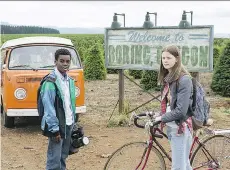  ?? NETFLIX ?? Jahi Di’Allo Winston, left, Peyton Kennedy star in Everything Sucks!, a TV show that unfortunat­ely lives up to its name and reflects Netflix’s propensity for throwing everything against the wall to see what sticks.