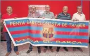  ??  ?? POSTALES DE TÁNGER. Los rincones de la ciudad marroquí se llenan de camisetas del Barça mientras en el estadio esperan ya el partido.