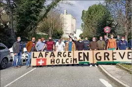  ??  ?? Four industriel éteint, mise en sommeil de l’activité déchets inertes .... Les négociatio­ns jugées « catastroph­iques » du Plan de Sauvegarde de l’Emploi ont conduit les salariés au blocus de la cimenterie de Contes.