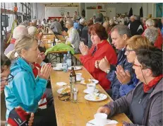  ??  ?? Die Radler trafen sich nach der Tour im Feuerwehrg­erätehaus. Dort verkauften die Vereine Kaffee, Kuchen, Getränke und Würstchen.