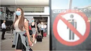  ?? // AFP ?? Turistas, a su llegada al aeropuerto de Málaga, ayer