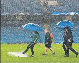  ?? ALEX LIVESEY / GETTY ?? La lluvia hizo imposible la práctica del fútbol