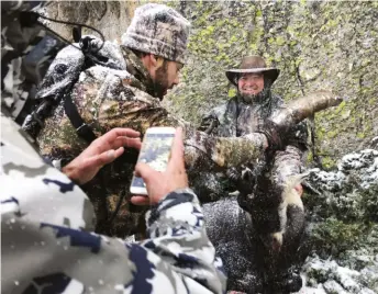  ??  ?? Sous un déluge de grêle et de neige fondue, Juan Manuel savoure l’issue gratifiant­e de sa tétralogie: un boc des Baléares, un cerf ibérique, un chamois de Cantabrie et un macho montés des Gredos.