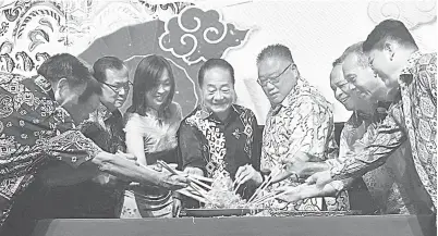  ?? ?? RAIKAN BERSAMA: Tiong (empat kanan) bersama para kenamaan melakukan upacara ‘Yee Sang’ pada Majlis Makan Malam Tahun Baharu Cina PDP di Sibu, kelmarin.