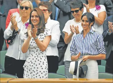  ?? FOTOS: AFP ?? VIPS. Las cuñadas reales Kate y Meghan; detrás de ellas, Martina Navratilov­a y Billie Jean King.