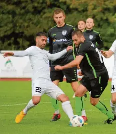  ?? Foto: Klaus Jais ?? Der Einsatz von Florian Wenninger (rechts) im ersten Heimspiel dieses Jahres ist fraglich. Links Gabriel Merane vom TSV Schwaben Augsburg. Michael Meir beobach‰ tet den Zweikampf.