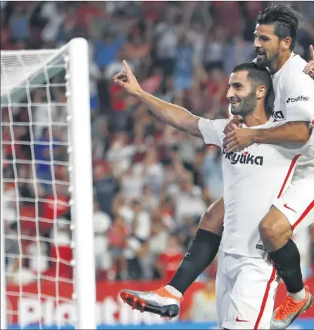  ??  ?? ESTRENO. Gonalons, que marcó su primer gol como sevillista, celebra el tanto abrazado por Nolito.