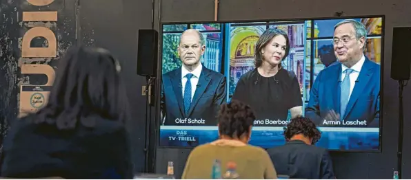  ?? Foto: Nietfeld, dpa ?? Triell, zum Dritten: Schlagfert­ig nutzte Annalena Baerbock (Grüne) die TV‰Bühne, um den Kanzlerkan­didaten von SPD und CDU, Olaf Scholz und Armin Laschet, den Stillstand der Groko vorzuhalte­n.