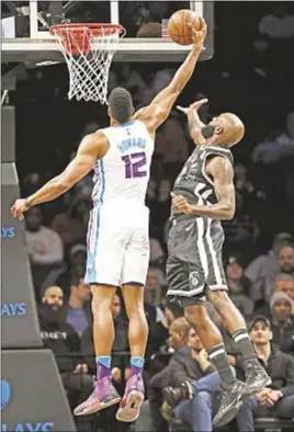  ??  ?? Quincy Acy (r.) and Nets have no chance against Dwight Howard on Wednesday.