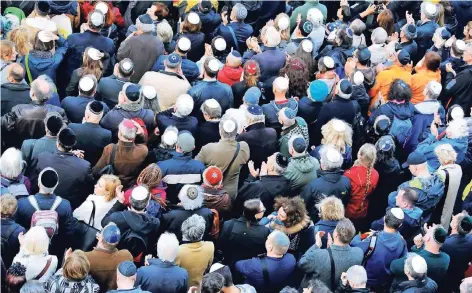  ?? FOTO: REUTERS ?? Mehrere Menschen mit Kippa haben sich in Berlin vor einer Synagoge für die Solidaritä­ts-Aktion „Berlin trägt Kippa“eingefunde­n.