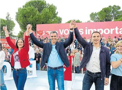  ?? EFE ?? Saludo. El presidente Sánchez junto a los candidatos del PSOE, Juan Lobato y Reyes Maroto en Madrid.