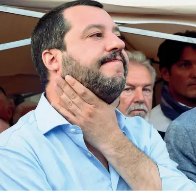  ??  ?? In campagna elettorale Matteo Salvini, 45 anni, martedì sul palco di Codroipo (Udine) per le elezioni friulane
(Lapresse)