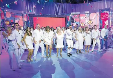  ?? LUIS MIGUEL GONZÁLEZ ?? Los rostros de ‘Sálvame’, bailando en su última entrega en Telecinco.