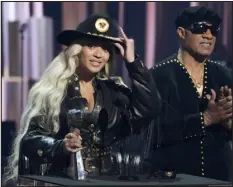  ?? CHRIS PIZZELLO — ASSOCIATED PRESS ?? Beyonce accepts the Innovator Award as presenter Stevie Wonder looks on during the iheartradi­o Music Awards, on April 1.