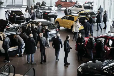  ?? ?? Mens danskerne shopper nye elbiler i stor stil, er luften gået ud af EU's elbilsalg. I januar var kun 1 ud af 10 solgte biler en elbil. Arkivfoto: Peter Hove Olesen.