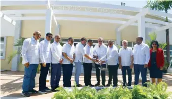  ?? EDDY VITTINI ?? El Presidente, Luis Abinader, quinto desde la derecha, dio el “palazo” de honor.