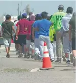  ?? REUTERS ?? Niños migrantes, funcionari­os y congresist­as en Texas/