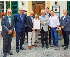  ?? FOTO: HEIKO LEHMANN ?? Staatssekr­etär Roland Krämer (vorn, Dritter von links) überreicht Bürgermeis­ter Stephan Strichertz, die Umweltpakt-Urkunde.