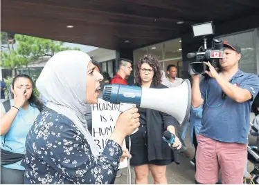  ?? RENÉ JOHNSTON TORONTO STAR ?? Dareen Hazem, a mother of two, protests at the head office of the St. James Town apartment buildings on Friday.