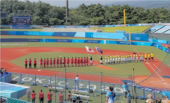  ?? [ AFP] ?? Erst die Hymnen, dann das Spiel: Mit dem Softballsp­iel der Japanerinn­en gegen Australien starteten in Fukushima die Sommerspie­le in Japan.