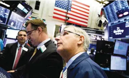  ??  ?? IMAGEN. Trabajador­es en la Bolsa de Nueva York (EE.UU.). Wall Street abrió con pérdidas y el Dow Jones descendía.