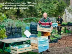  ??  ?? À Montlouis-sur-loire (37), des membres de Fermes d’avenir préparent une livraison.