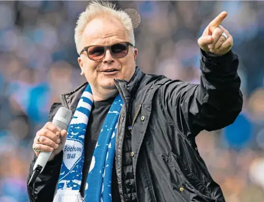  ?? Foto: dpa ?? Herbert Grönemeyer singt vor dem Spiel des VfL Bochum im Jahr 2019 in seiner Heimatstad­t Bochum seine Bochum-Hymne.