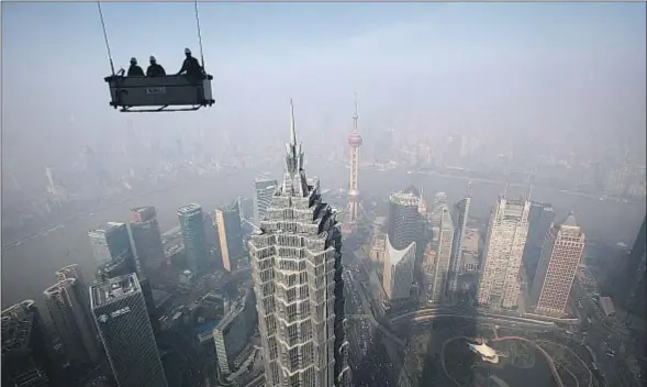  ?? TOMOHIRO OHSUMI / BLOOMBERG ?? Obras en el distrito de Pudong, una de las mayores áreas de crecimient­o de Shanghai