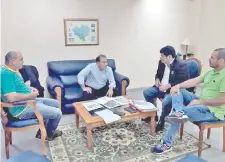  ??  ?? Reunión de los productore­s de banana con el gobernador de Cordillera, Hugo Fleitas (PLRA). Fue ayer en Caacupé.