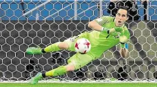  ?? Foto: AP ?? Kat Portugalců Předvídavo­st i výborné reakce předvedl chilský gólman Claudio Bravo při penaltovém rozstřelu v semifinále Poháru FIFA.